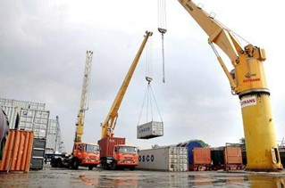 Exportaciones de Vietnam se encaminan a 113 mil 500 millones de dólares en 2012  - ảnh 1