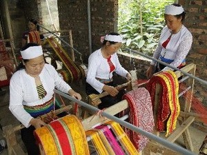 Inauguran IV exhibición sobre el tejido tradicional de países de la ASEAN  - ảnh 1