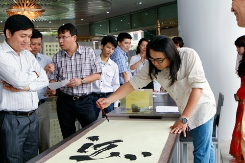 Inaugurada exposición de poemas del Presidente Ho Chi Minh en caligrafía china - ảnh 1