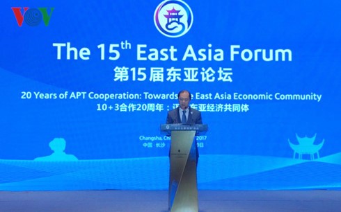 Vietnam asiste al XV Foro de Asia Oriental en China - ảnh 1