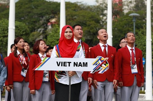 Izada de bandera nacional de los países participantes en Seagames 29 en Malasia - ảnh 1