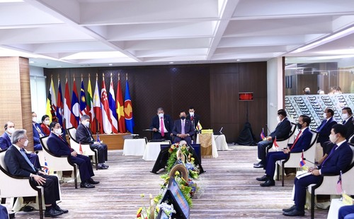 El primer ministro de Vietnam finaliza su agenda de trabajo en la Reunión de Líderes de la Asean - ảnh 1