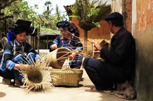 Lao Cai conserva y desarrolla aldeas de artesanía tradicional  - ảnh 1