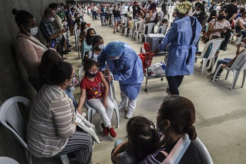 Estados Unidos autoriza la cuarta dosis de vacuna anticovid-19 de Pfizer-BioNTech o Moderna - ảnh 1