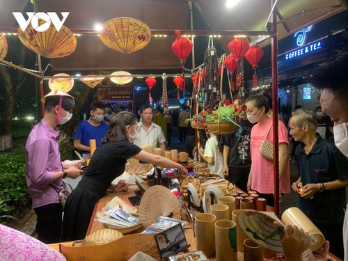 Inauguran un barrio nocturno en la antigua ciudad imperial de Hue - ảnh 1