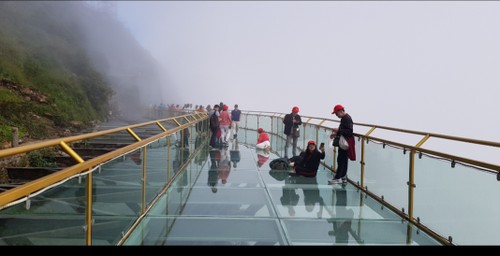 El puente de cristal Rong May, un atractivo destino de Lai Chau - ảnh 1