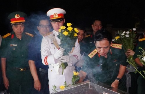 Efectúan una ceremonia nacional en memoria de los héroes y mártires de guerra - ảnh 1