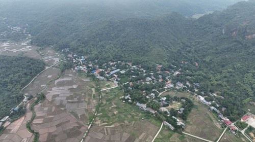 Aldea Nhot en Hoa Binh, emergente destino turístico para amantes de la cultura folclórica de la etnia Thai - ảnh 1