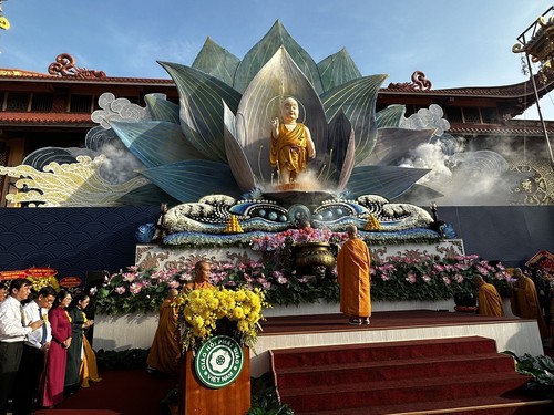 Solemne ceremonia por Día de Vesak en Ciudad Ho Chi Minh y Can Tho - ảnh 1