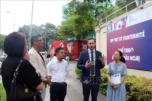 Inauguran en Ciudad Ho Chi Minh una exposición de fotos rumbo a París 2024 - ảnh 1