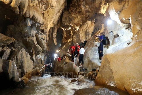 Expertos de la UNESCO evalúan expediente del Geoparque de Lang Son - ảnh 1