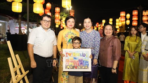 Cerca de 300 dibujos infantiles expresan su amor por Hanói - ảnh 1