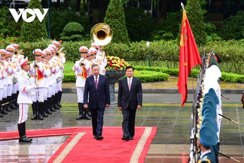 KPV-Generalsekretär und Staatspräsident To Lam leitet die Empfangszeremoniell für Partei- und Staatschef von Laos - ảnh 1