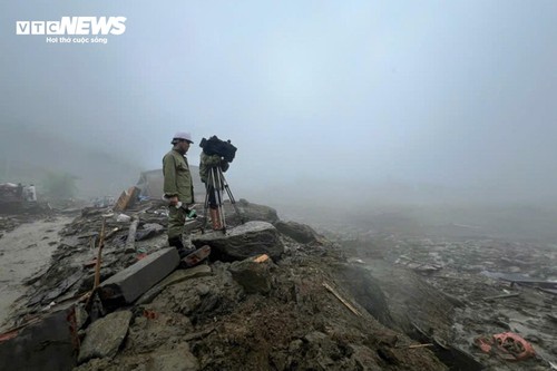 La Voz de Vietnam acompaña al público durante tormentas e inundaciones - ảnh 1