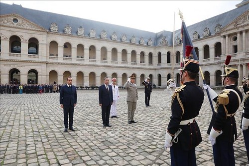  Celebran en Francia ceremonia de bienvenida a máximo dirigente de Vietnam  - ảnh 1