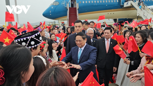 Primer ministro vietnamita llega a Kunming, iniciando visita de trabajo en China - ảnh 1