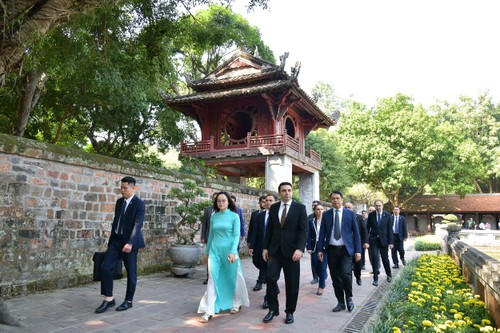 Dirigente del Parlamento de Armenia rinde homenaje al Presidente Ho Chi Minh y visita Templo de la Literatura - ảnh 1