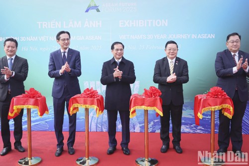 Comienza en Hanói la exposición fotográfica “Itinerario de 30 años de adhesión de Vietnam a la ASEAN”  - ảnh 1