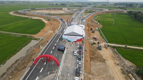 Vietnam inaugura grandes obras con motivo del 50.º aniversario de la reunificación nacional - ảnh 2