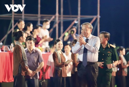 Celebran programa artístico por 50 años de la reunificación nacional - ảnh 1