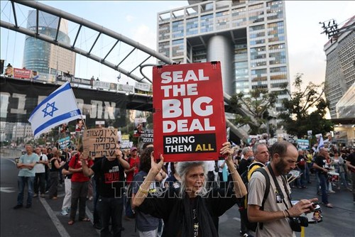 Se reanudan las protestas en Israel por el problema de los rehenes retenidos en Gaza - ảnh 1