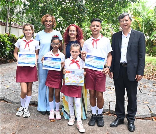  Premian en Cuba a ganadores de concurso sobre la amistad Cuba–Vietnam - ảnh 1