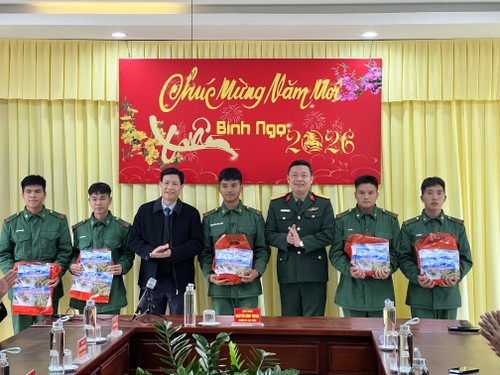 Programa humanitario por el Tet refuerza el vínculo entre el Ejército y el pueblo - ảnh 1