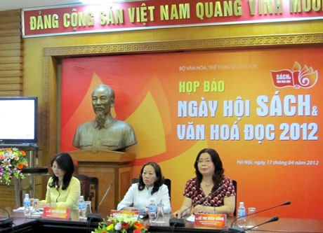 การแถลงข่าวต่อสื่อมวลชนแนะนำงานมหกรรมหนังสือและวัฒนธรรมการอ่าน2012 - ảnh 1