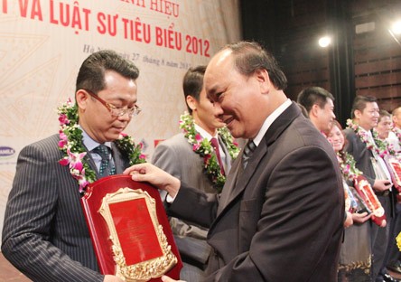 พิธีมอบรางวัล “บริษัทกฏหมายและทนายความดีเด่น 2012” - ảnh 1