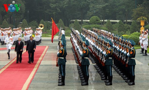 ผู้นำเวียดนามพบปะเจรจากับท่านจุมมะลี ไซยสร เลขาธิการใหญ่พรรคและประธานประเทศลาว - ảnh 1