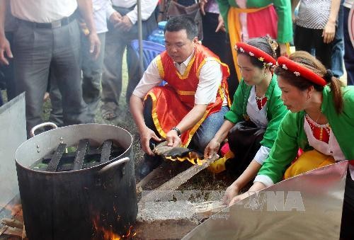 การประกวดทำขนมbánh chưng, bánh giầy เพื่อถวายในพิธีเซ่นไหว้บรรพกษัตริย์หุ่ง - ảnh 5