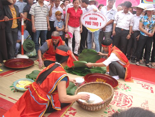 การประกวดทำขนมbánh chưng, bánh giầy เพื่อถวายในพิธีเซ่นไหว้บรรพกษัตริย์หุ่ง - ảnh 6