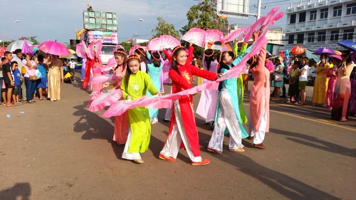 ชุดภาพถ่ายเกี่ยวกับเทศกาลบุญบั้งไฟจากท่าน Nguyễn Văn Tẹo - ảnh 3