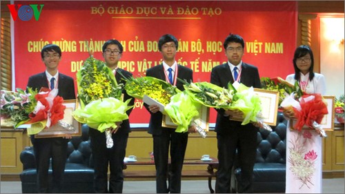 พิธีต้อนรับคณะนักเรียนที่เข้าร่วมการแข่งขันฟิสิกส์โอลิมปิกปี 2013 - ảnh 1