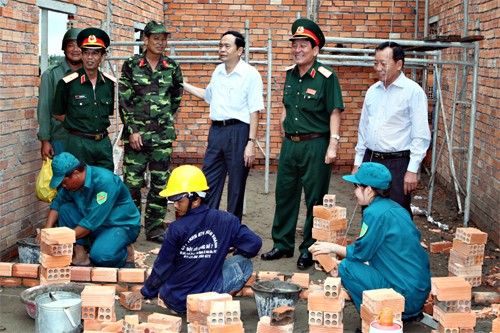 การฉลองเทศกาลตรุษเต๊ตระหว่างประชาชนกับทหารในตำบลชนบทใหม่ หมีแค๊ง - ảnh 2