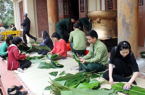 การห่อ Bánh chưng หรือขนมข้าวต้มมัดใหญ่เพื่อฉลองตรุษเต๊ตกับพลเอก หวอเงวียนยาป - ảnh 1