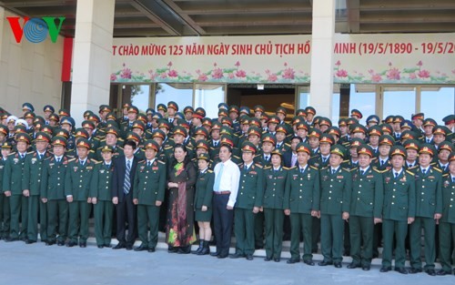 รองประธานรัฐสภาพบปะกับคณะผู้แทนดีเด่นที่เข้าร่วมการประชุมใหญ่แข่งขันเพื่อชัยชนะ - ảnh 1