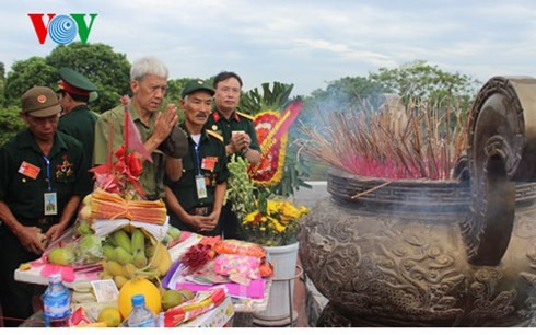 สำนึกในบุญคุณวีรชนทหารพลีชีพเพื่อชาติ - ảnh 1