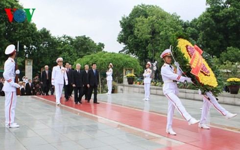 ผู้นำพรรคและรัฐจุดธูปเพื่อรำลึกถึงทหารพลีชีพเพื่อชาติ - ảnh 1