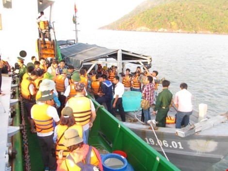 คณะปฏิบัติงานของกองทัพเรือเขต5เยือนหมู่เกาะห่อนควายเพื่ออวยพรในโอกาสฉลองตรุษเต๊ต - ảnh 1