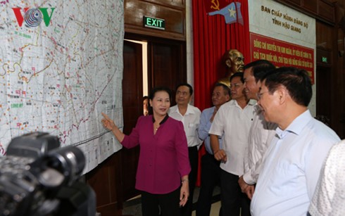 ประธานรัฐสภา เหงียนถิกิมเงิน ตรวจสอบงานด้านการเลือกตั้งที่จังหวัดโห่วยาง - ảnh 1