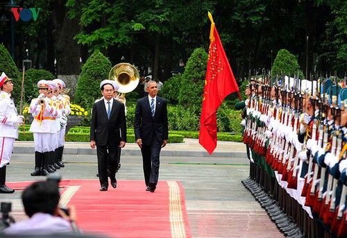 ประธานาธิบดีสหรัฐ บารัค โอบาม่า เริ่มการเยือนเวียดนามอย่างเป็นทางการ - ảnh 1