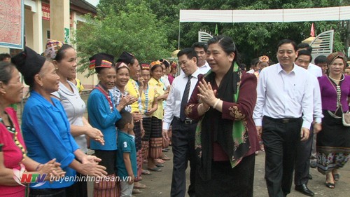 รองประธานรัฐสภา ต่องถิฟ้อง ตรวจราชการที่อำเภอ กอนกวง จังหวัดเหงะอาน - ảnh 1