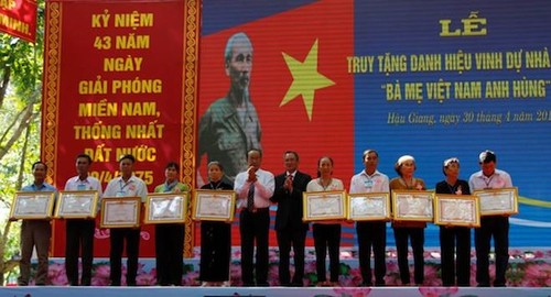 จังหวัดโห่วยางจัดพิธีมอบหนังสือประกาศเกียรติคุณคุณแม่วีรชนเวียดนามให้แก่คุณแม่ 20 คน - ảnh 1