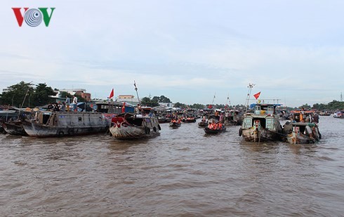 สถานที่ท่องเที่ยวหลายแห่งต้อนรับนักท่องเที่ยวเป็นจำนวนมากในช่วงวันหยุด 30 เมษายนและวันแรงงานสากล - ảnh 1