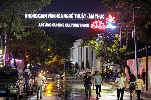 ถนนคนเดิน จิ่งกงเซิน ศูนย์วัฒนธรรมที่ดึงดูดนักท่องเที่ยวในกรุงฮานอย - ảnh 1