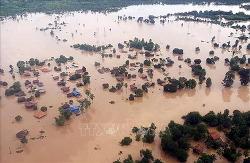 สถานประกอบการเวียดนามให้การช่วยเหลือประชาชนลาวในเขตที่ได้รับความเสียหายจากเหตุเขื่อนแตก - ảnh 1