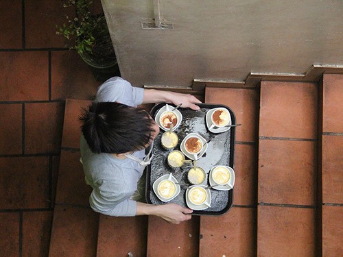 ร้านกาแฟไข่มีลูกค้ามาอุดหนุนอย่างหนาแน่นหลังการประชุมสุดยอดสหรัฐ-สาธารณรัฐประชาธิปไตยประชาชนเกาหลี - ảnh 4