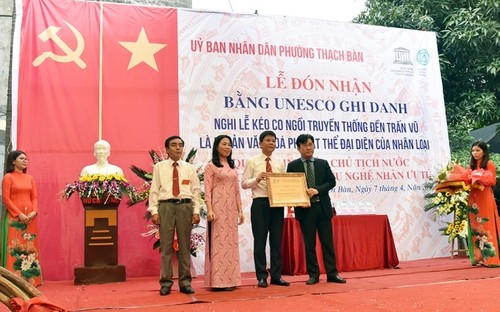 พิธีกรรมเล่นชักเย่อนั่งที่วิหาร เจิ๊นหวูในกรุงฮานอย มรดกวัฒนธรรมนามธรรมของมนุษยชาติ - ảnh 1