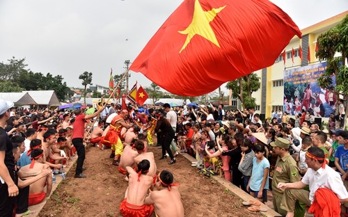 พิธีกรรมเล่นชักเย่อนั่งที่วิหาร เจิ๊นหวูในกรุงฮานอย มรดกวัฒนธรรมนามธรรมของมนุษยชาติ - ảnh 3